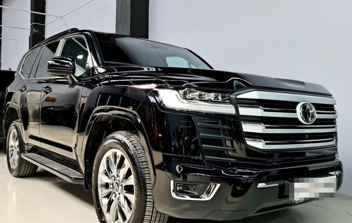 Полировка и защита кузова керамикой Toyota Land Cruiser 300: сияние и долговечность