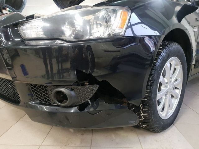 Mitsubishi Lancer седан получил удар в бампер